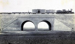 TREN CRUZANDO PUENTE